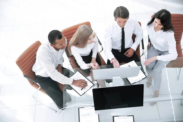 Equipe de negócios discutindo um conceito de negócio document.the. — Fotografia de Stock