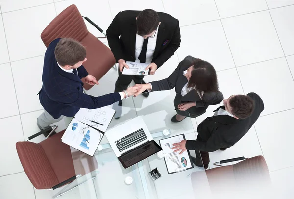 Top view.handshake, homme d'affaires et femme d'affaires sur un bureau — Photo