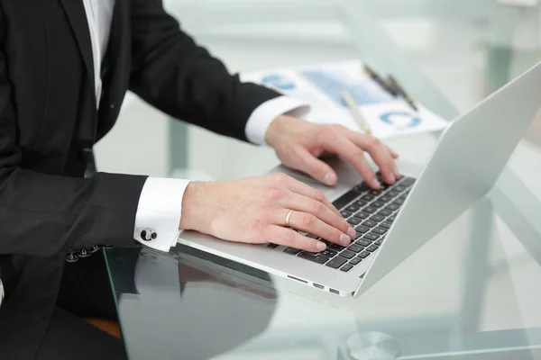 Primo piano delle mani maschili digitando sul notebook calcolare — Foto Stock