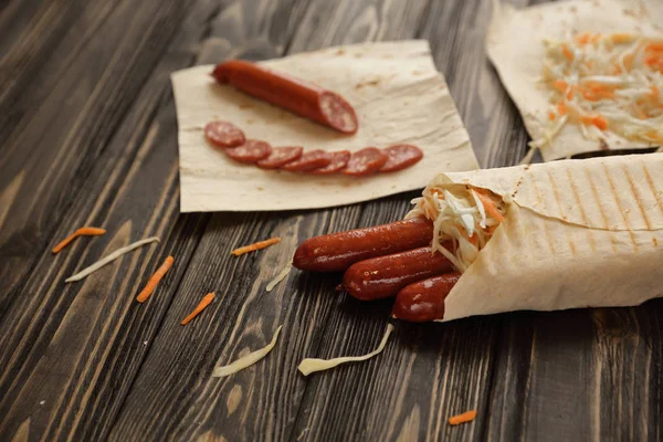 Pide bread.photo kopya alanı ile sarılı sosis füme