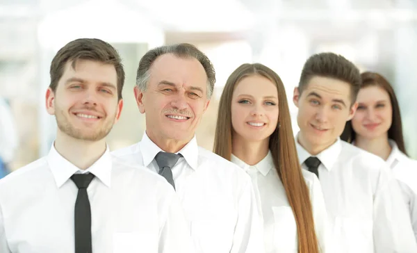 Nahaufnahme. Selbstbewusstes Business-Team auf verschwommenem Hintergrund — Stockfoto