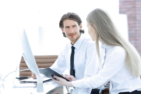 Gestionnaire et employé discutant des documents de travail. photo avec espace de copie — Photo