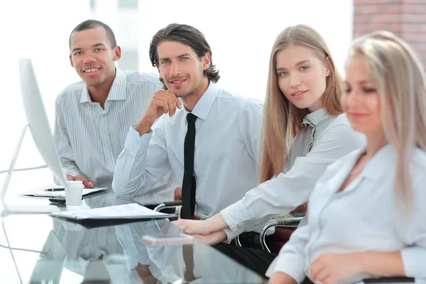 Portret van vriendelijk businessteam in functie. — Stockfoto