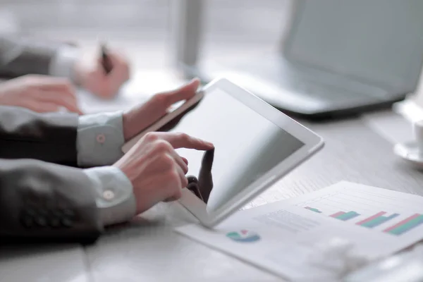 Nahaufnahme: Geschäftsmann mit digitalem Tablet am Schreibtisch — Stockfoto