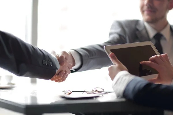 Nahaufnahme. Selbstbewusster Händedruck von Geschäftsleuten im Büro — Stockfoto