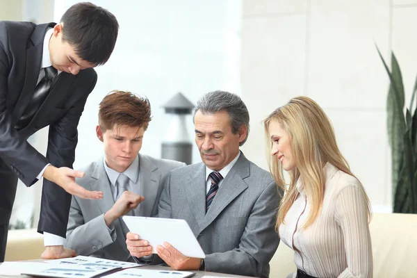 Équipe d'affaires discute de nouvelles idées à la table du bureau — Photo