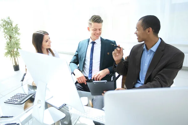 Hombre de negocios discutiendo con el equipo de negocios documentos financieros . — Foto de Stock