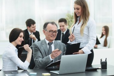 iş takım finansal veriler başkanı ile tartışıyor.