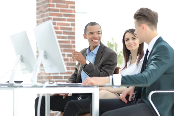 Equipo profesional de negocios que trabaja en la reunión en la oficina — Foto de Stock