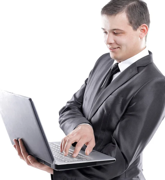 Jovem empresário digitando em laptop.isolated em branco — Fotografia de Stock