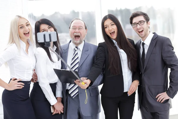 Huvud och vänliga business-team som tar selfie. — Stockfoto