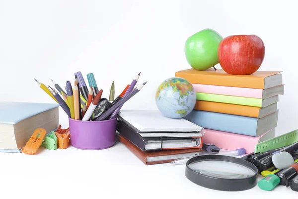 Variété de fournitures scolaires colorées sur un fond blanc — Photo