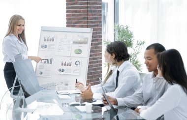 Konferans odasında yeni bir mali proje hoparlör sunar