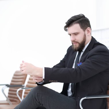 işadamı bir kol konferans odasında oturuyor, düzeltme