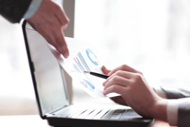 kapatmak up.colleagues finansal veriler görüşüyorlar. geliştirme kavramı.