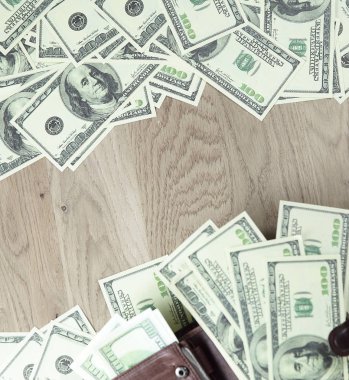 yakın çekim. dolar faturaları üzerinde ahşap arka plan çerçevesinde