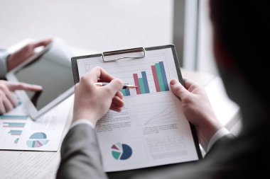 yakın up.businessman bir mali rapor yapar. arka görünüm