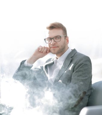 up.Pensive işadamı e-sigara dinlenme odasında oturma ile yakın