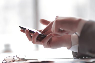 up.businessman akıllı telefon ekran tuşuna basarak kapatın