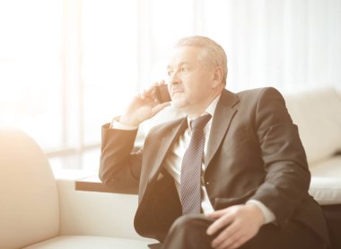 Olgun işadamı cep telefonu Office konuşurken