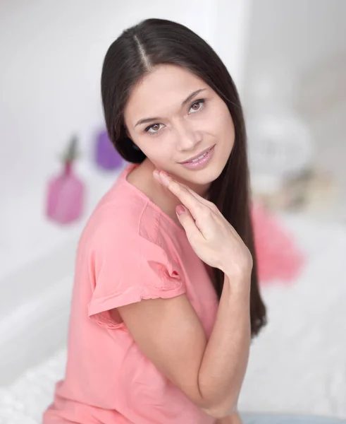 Close up.portrait of beautiful young woman on light blurred background — Stock Photo, Image