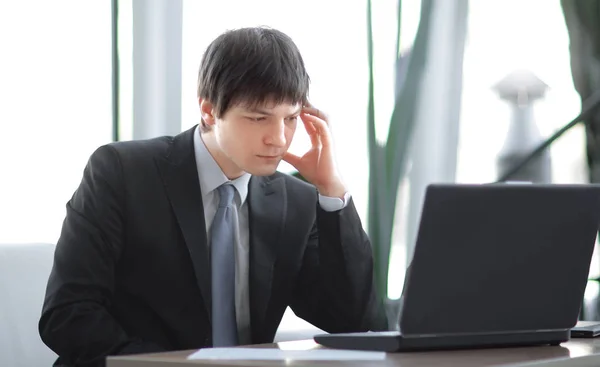 Jeune homme d'affaires sur le lieu de travail dans le bureau — Photo