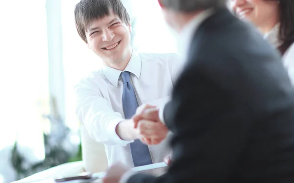 Крупный план рукопожатия деловых партнеров на деловой встрече — стоковое фото