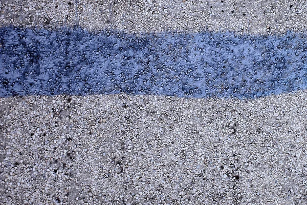 Голубая полоса для текста на фоне мелких камней — стоковое фото