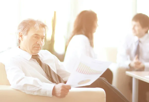 Affärsman begrunda ett dokument som sitter i ett modernt kontor — Stockfoto