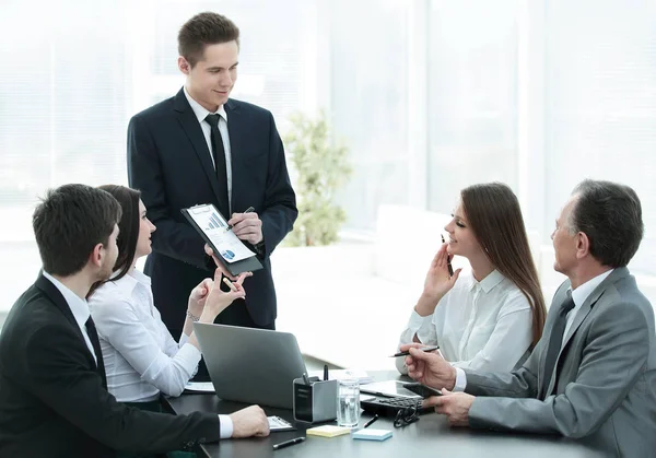 Werknemer van het bedrijf dat nieuwe ideeën van business development bij een zakelijke bijeenkomst — Stockfoto