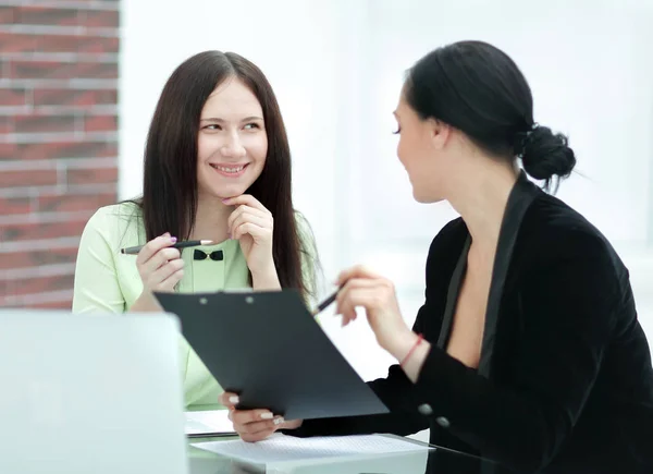 Vicino. due donne d'affari che discutono documenti — Foto Stock