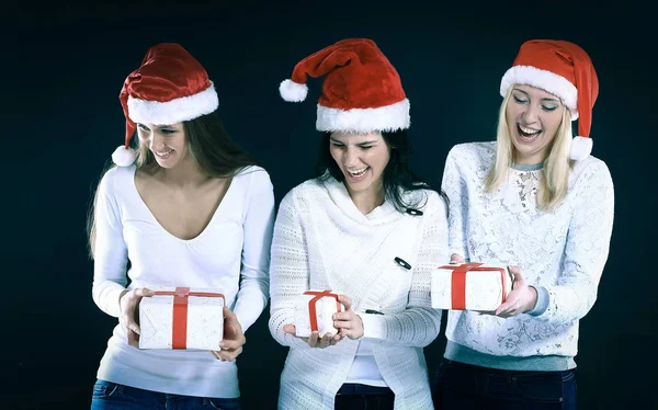 Трьох молодих жінок в костюмі Діда Мороза з Різдва shopp — стокове фото