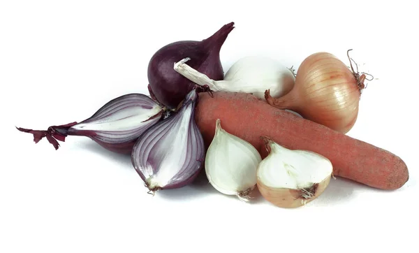 Verse wortelen en uien .isolated op een witte achtergrond — Stockfoto
