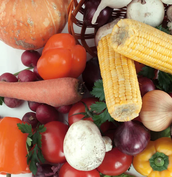 Closeup.a scala aan verse groenten in een rieten baske — Stockfoto