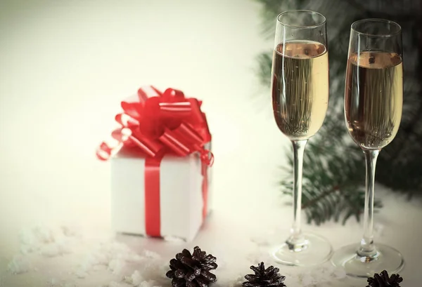 Two glasses with champagne and cones on the Christmas background — Stock Photo, Image