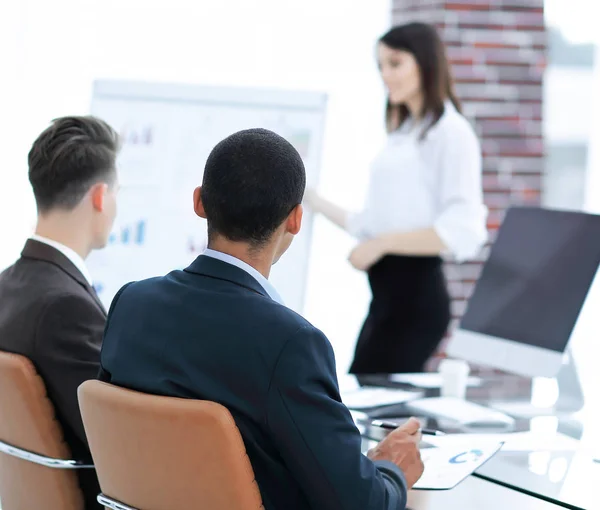 Parceiros de negócios na apresentação de um novo projeto financeiro . — Fotografia de Stock