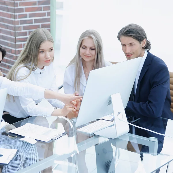 Grupo empresarial que discute un nuevo proyecto comercial . — Foto de Stock