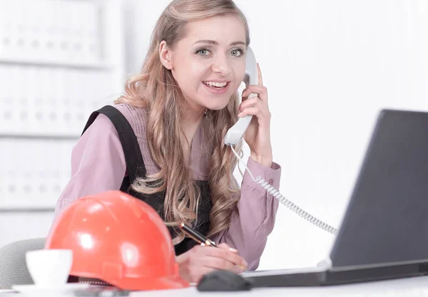 Professionelle Telefongespräche im Architekturbüro — Stockfoto