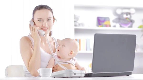 Jonge moeder praten aan de telefoon. het concept van freelancen — Stockfoto