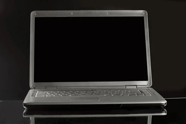 Крупний план. стильний ноутбук з порожнім чорним екраном. Фотографія з c — стокове фото
