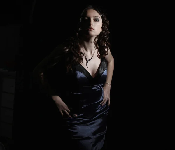 Gece elbisesi içinde güzel bir kadın portresi — Stok fotoğraf