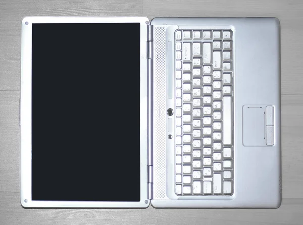 Închide up.open laptop alb cu un ecran alb negru cu spațiu de copiere — Fotografie, imagine de stoc