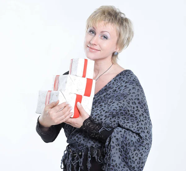 Hermosa mujer con un gift.isolated sobre fondo gris —  Fotos de Stock