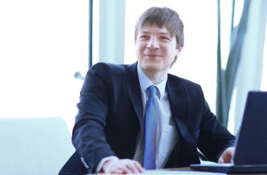 İşyeri Ofis üzerinde genç işadamı