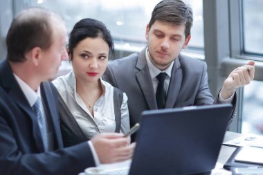 arka view.group dizüstü bilgisayar kullanma office iş adamları