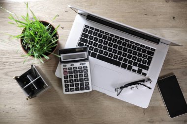en iyi view.laptop, hesap makinesi ve ahşap masa .bu smartphone
