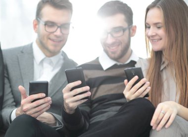yakın up.the iş ekibi onların akıllı telefonlar kullanır