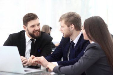 ofiste çalışmak için dizüstü bilgisayar kullanarak iş takım