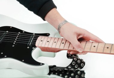 closeup.The el bir guit dizeleri okşayarak müzisyen