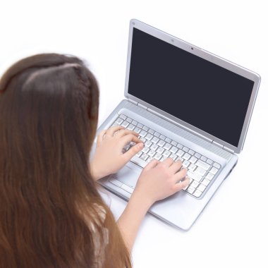 genç modern kız yerde yatarken dizüstü bilgisayar ile.